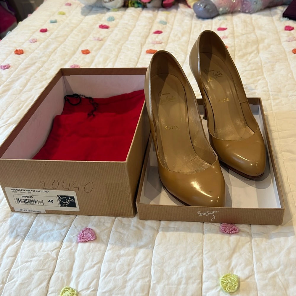 Almond toe, nude leather Louboutin heels. Size 40, 100 mm heel.